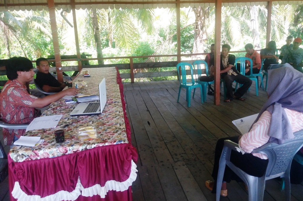 Sustainable Livelihoods Manager, Wendy Tamariska, presents our livelihoods strategies at a meeting as part of the Participatory Rural Assessment in Pemangkat village, Kayong Utara regency.